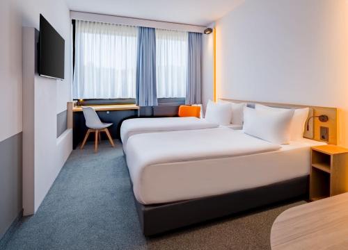 Postel nebo postele na pokoji v ubytování Spark by Hilton Wuppertal City Centre