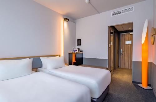 Postel nebo postele na pokoji v ubytování Spark by Hilton Wuppertal City Centre