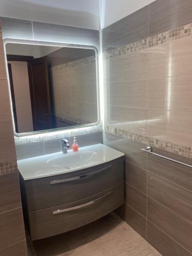 Bilik mandi di Palermo Flowers Suites