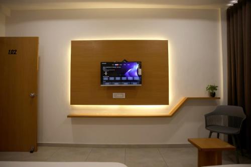 Hotel The Grand Shivaにあるテレビまたはエンターテインメントセンター
