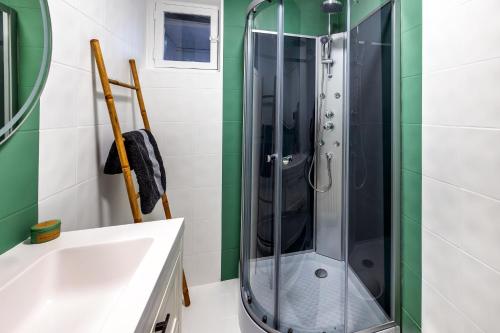 a bathroom with a shower and a sink at Appartement paisible au bord de l Isle avec parking in Périgueux