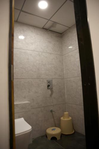 Hotel The Grand Shivaにあるバスルーム