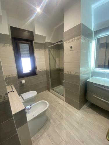 Bilik mandi di Palermo Flowers Suites