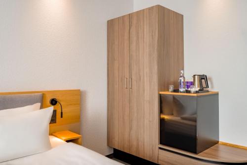 Postel nebo postele na pokoji v ubytování Spark by Hilton Wuppertal City Centre