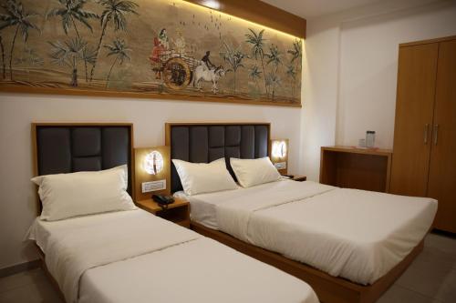 ドワルカにあるHotel The Grand Shivaの部屋に並んで置かれた2つのベッド