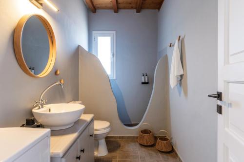 Bilik mandi di Allegro Country House Tinos