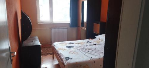 a small bedroom with a bed in a room at Tara 1 in Bitola