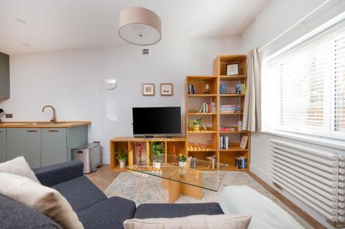 Μια τηλεόραση ή/και κέντρο ψυχαγωγίας στο Stylish Home Beautiful Views & Parking Stroud