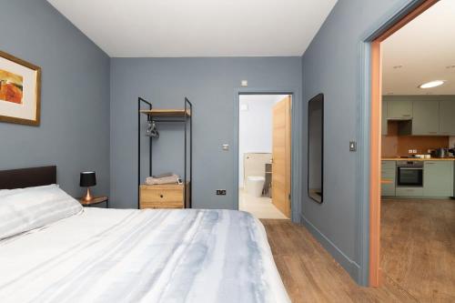 Ένα ή περισσότερα κρεβάτια σε δωμάτιο στο Stylish Home Beautiful Views & Parking Stroud