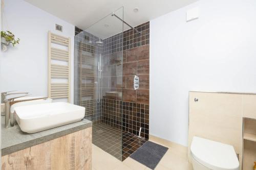 Ένα μπάνιο στο Stylish Home Beautiful Views & Parking Stroud