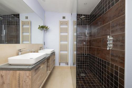 Ένα μπάνιο στο Stylish Home Beautiful Views & Parking Stroud