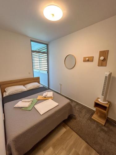 a bedroom with a bed and a television in it at Flabelline in Bar