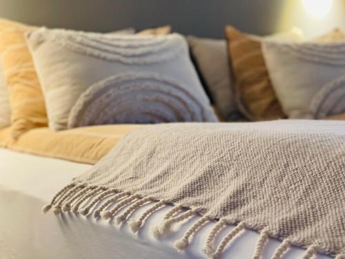 Una cama o camas en una habitación de Lindarhóll Guesthouse