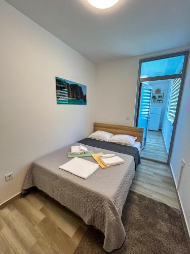 a bedroom with a bed with two towels on it at Flabelline in Bar