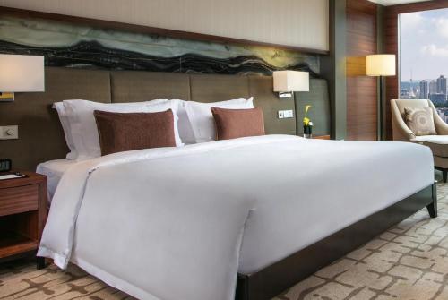 Ένα ή περισσότερα κρεβάτια σε δωμάτιο στο Intercontinental Jinan City Center by IHG