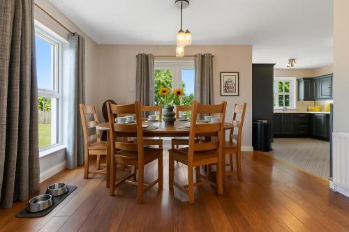 CarneatlyにあるRamoan Houseのテーブルと椅子のあるキッチンとダイニングルーム