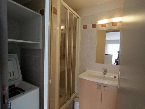une petite salle de bain avec un lavabo et un miroir dans l'établissement Superbe appartement rénové - 4 pers - Terrasse plein sud - Garage privé - Proche pistes et commodités - FR-1-445-46, à Montgenèvre