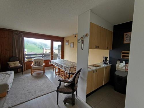 une cuisine et un salon avec une table et des chaises dans l'établissement Grand appt 7 pers proche pistes - 3* - FR-1-445-2, à Montgenèvre