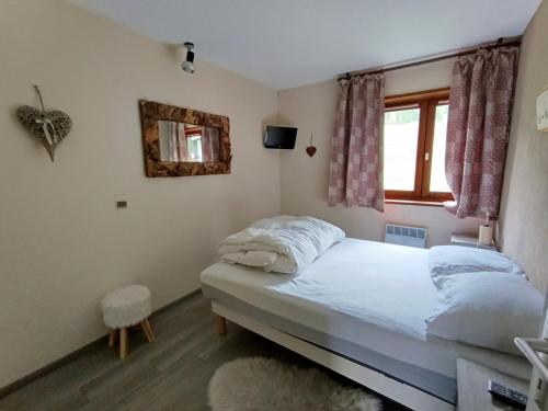 une chambre avec un lit et une fenêtre dans l'établissement Grand appt 7 pers proche pistes - 3* - FR-1-445-2, à Montgenèvre