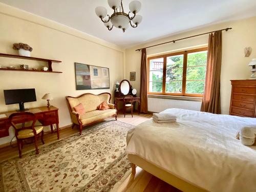 una camera da letto con un letto, una sedia e una finestra di Sopot Residence a Sopot