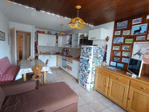 une cuisine avec une table et une salle à manger dans l'établissement Bel Appartement 6p, 2 étoiles, Près des pistes avec Balcon - Montgenèvre Village - FR-1-445-183, à Montgenèvre