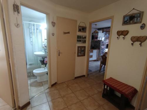une salle de bain avec toilettes et lavabo dans une chambre dans l'établissement Bel Appartement 6p, 2 étoiles, Près des pistes avec Balcon - Montgenèvre Village - FR-1-445-183, à Montgenèvre