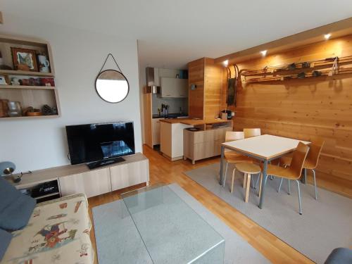 Studio rénové avec coin montagne, balcon, parking privé et animaux acceptés - FR-1-445-62