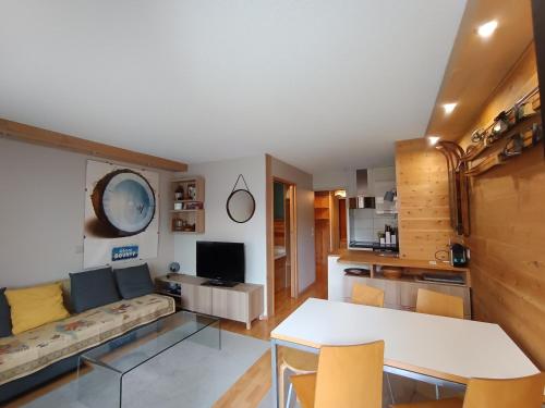 un salon avec un canapé et une table dans l'établissement Studio rénové avec coin montagne, balcon, parking privé et animaux acceptés - FR-1-445-62, à Montgenèvre