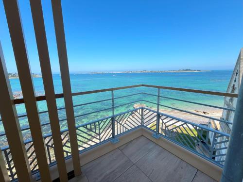 a balcony with a view of the ocean at Soleil couchant in Roscoff