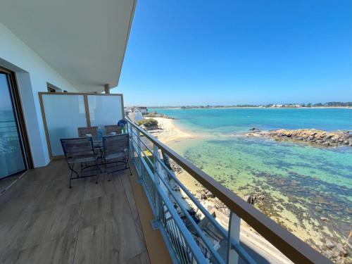 a balcony with chairs and a view of the ocean at Soleil couchant in Roscoff