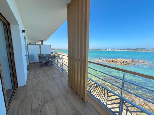 a balcony with a view of the ocean at Soleil couchant in Roscoff