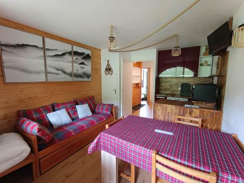 Appartement rénové avec Wifi, plein sud, sur les pistes, parking privé – 4 à 5 pers. - FR-1-445-157