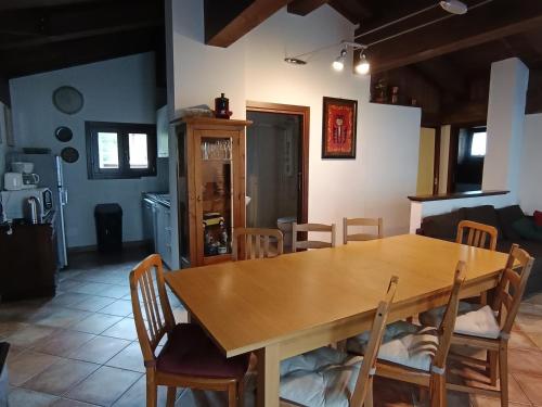 une salle à manger avec une table et des chaises en bois dans l'établissement Appartement 5 pièces, 8 pers, balcon, parking, animaux admis - FR-1-445-179, à Montgenèvre