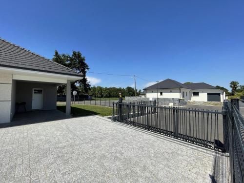 a driveway with a fence in front of a house at Chez nicolas in Sendets