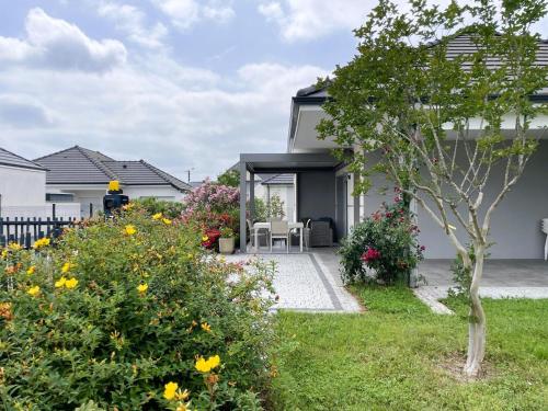 a house with a garden with flowers in the yard at Chez nicolas in Sendets