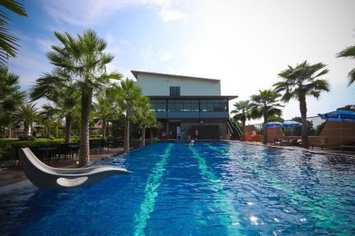 Bazén v ubytování Ray Hotel Buriram nebo v jeho okolí