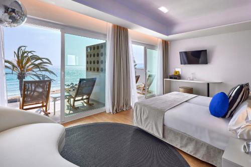 Ένα ή περισσότερα κρεβάτια σε δωμάτιο στο Universal Hotel Neptuno - Adults Only