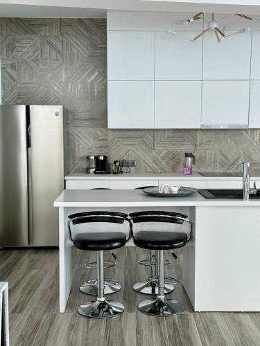 Una cocina o cocineta en GOLDEN SUNSET BATUMI, VILLA WITH PANORAMIC VIEW AND INFINITI POOLs
