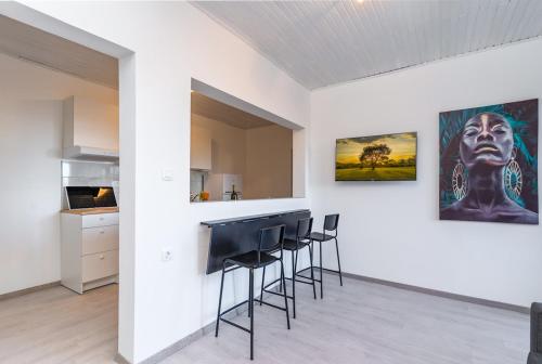 Aurelius -Superior sea, bay & mountain view apt