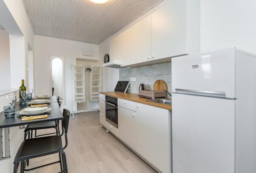 Aurelius -Superior sea, bay & mountain view apt