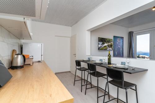 Aurelius -Superior sea, bay & mountain view apt