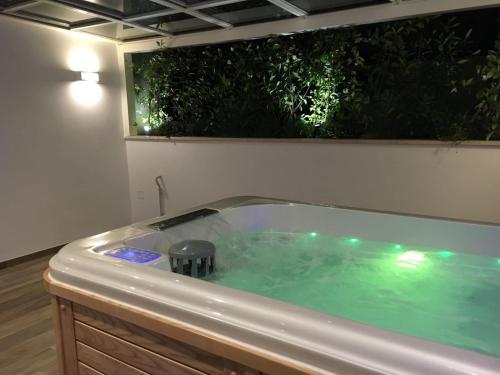 jacuzzi en una habitación con aperitivo en Principe Relais Suite & Spa, en Gravina in Puglia