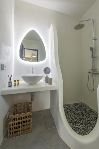a bathroom with a white sink and a mirror at Mediterranea Blu in Triovasálos