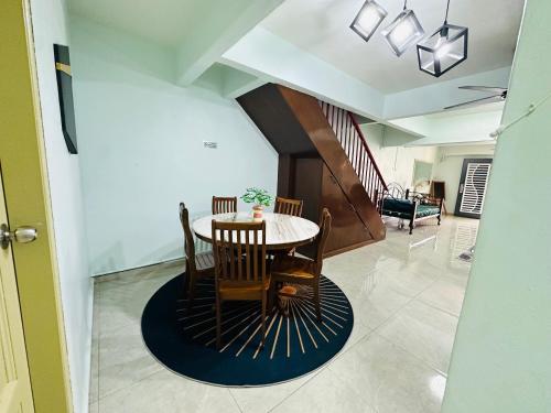 Posezení v ubytování Bayan 10 Homestay, Ayer Keroh Guest House - 4bedrooms, 15minutes to town
