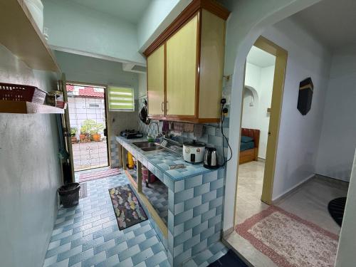 Kuchyň nebo kuchyňský kout v ubytování Bayan 10 Homestay, Ayer Keroh Guest House - 4bedrooms, 15minutes to town