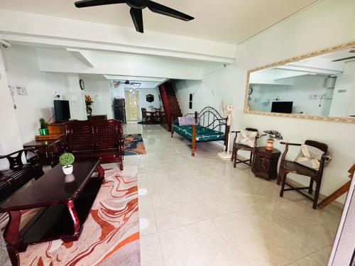 Posezení v ubytování Bayan 10 Homestay, Ayer Keroh Guest House - 4bedrooms, 15minutes to town