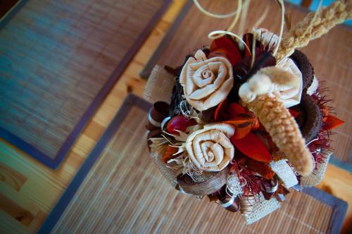 a bouquet of flowers is hanging on a rope at Bungalouri Horizont in Odorheiu Secuiesc