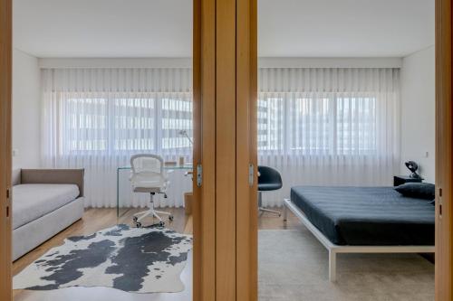 ein Schlafzimmer mit einem Bett, einem Bett und einem Schreibtisch in der Unterkunft SONIA Travels in Matosinhos