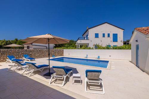 Holiday house DAN with private poolの敷地内または近くにあるプール
