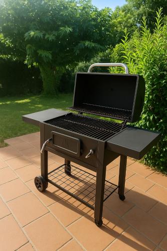 - un barbecue avec un ordinateur portable dans l'établissement Maison 8 pers piscine & BBQ a 5 min Chorégies, à Orange